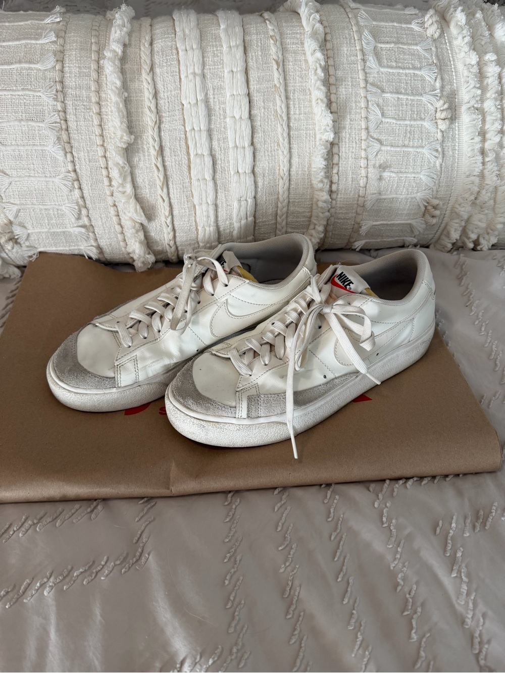 Nike Women’s low top blazers cream